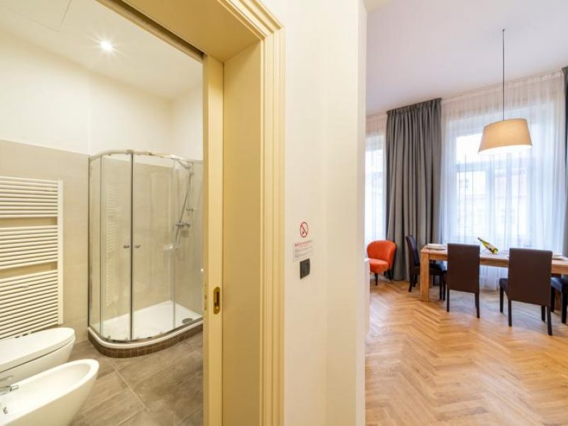 _worker04_medium_368_3-20j2a-20bathroom-20i-20-20living-20room_654